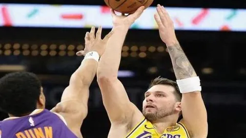 昨晚激战双响，浙江广夏VS青岛巅峰对决，精彩瞬间不容错过！_

这个改写版本增加了悬念和动感，更能吸引读者的兴趣。